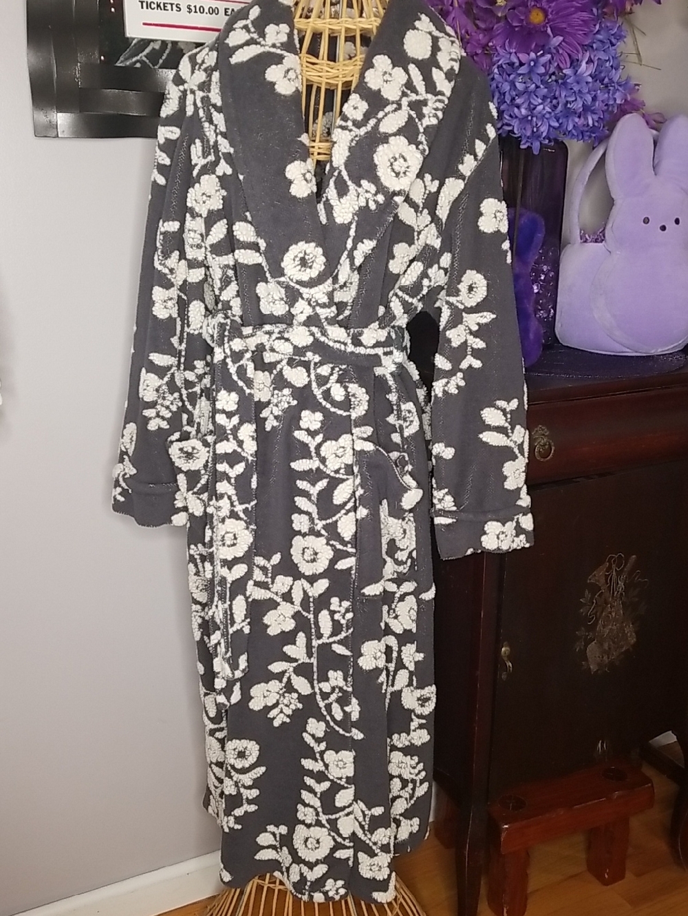 VINTAGE by Jasmine Rose Large Gray and White Floral Royal Spa Plush Long Robe